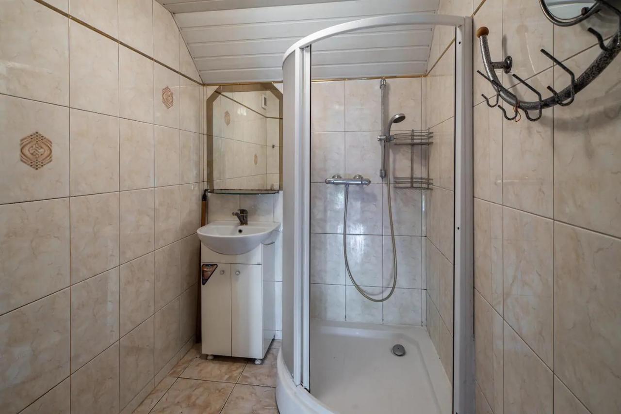 In A Private House 5 Min From Airport Accommodatie bij particulieren